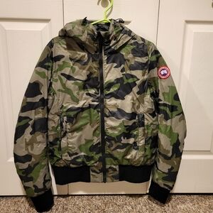 Authentic Canada Goose Dore jacket ( Women ) in camo print size large (fitted)